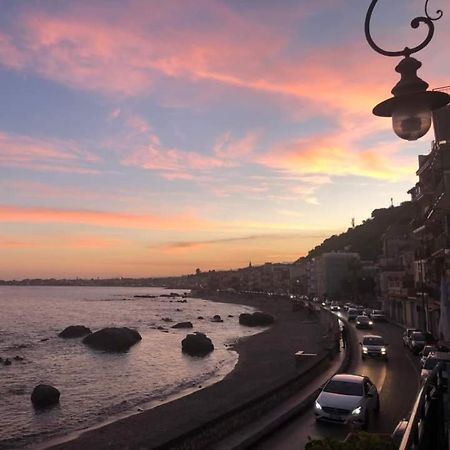 Hostel Beach House Giardini Naxos Exteriör bild