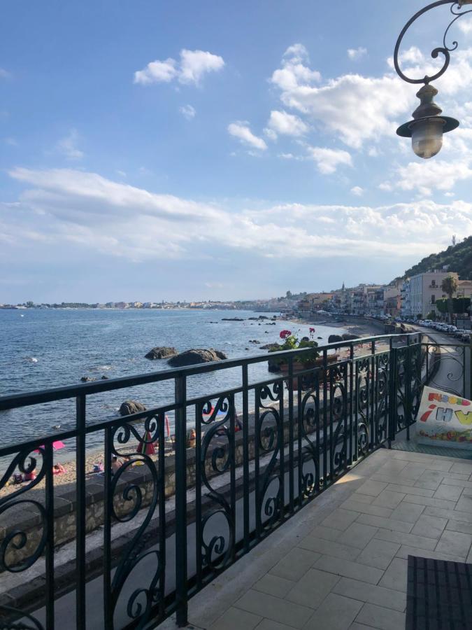 Hostel Beach House Giardini Naxos Exteriör bild