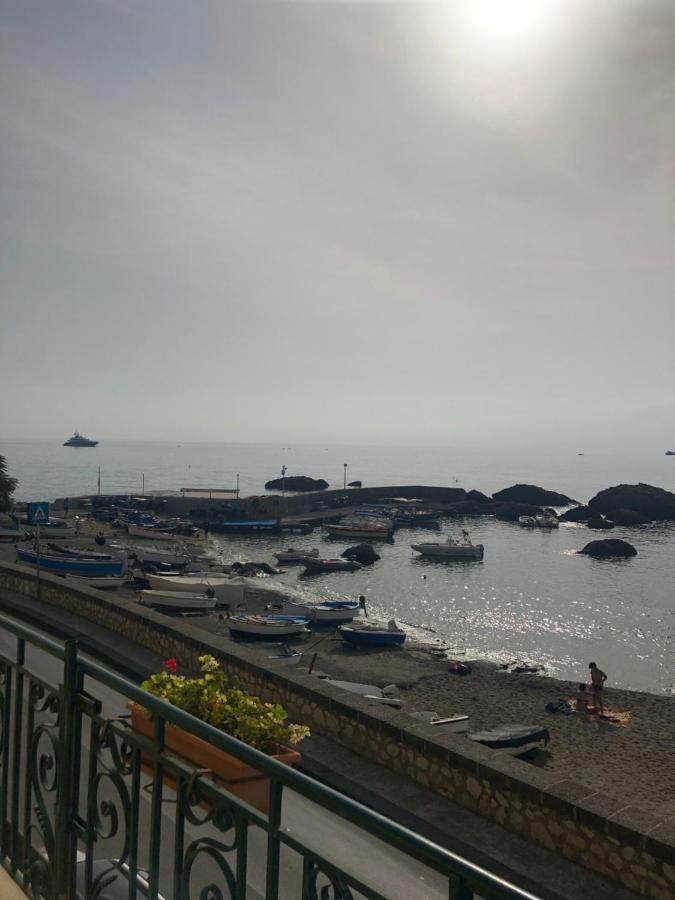 Hostel Beach House Giardini Naxos Exteriör bild