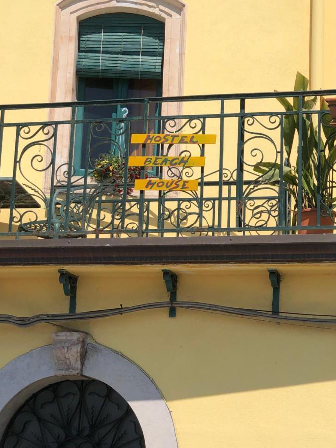 Hostel Beach House Giardini Naxos Exteriör bild