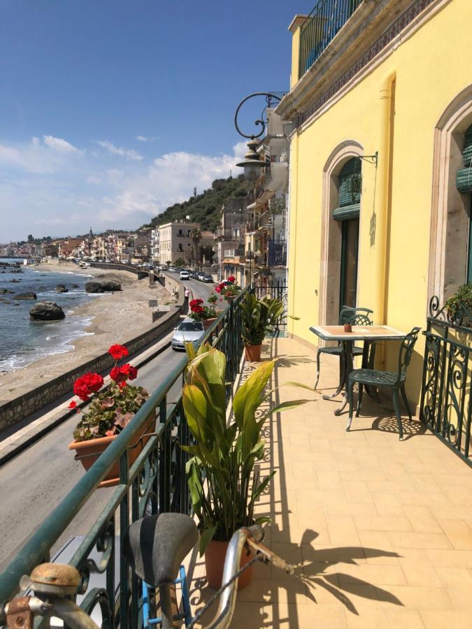 Hostel Beach House Giardini Naxos Exteriör bild