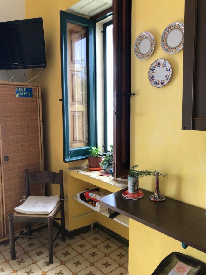 Hostel Beach House Giardini Naxos Exteriör bild