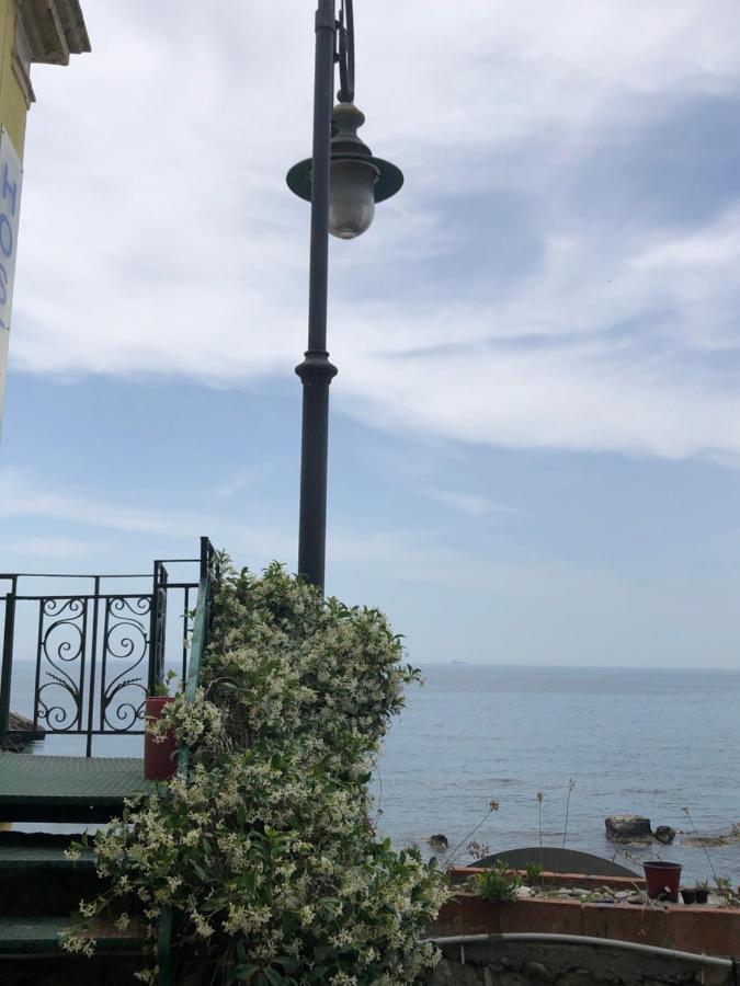 Hostel Beach House Giardini Naxos Exteriör bild