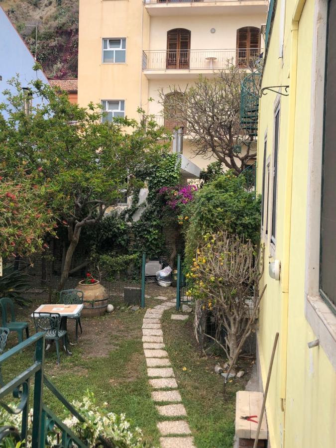 Hostel Beach House Giardini Naxos Exteriör bild